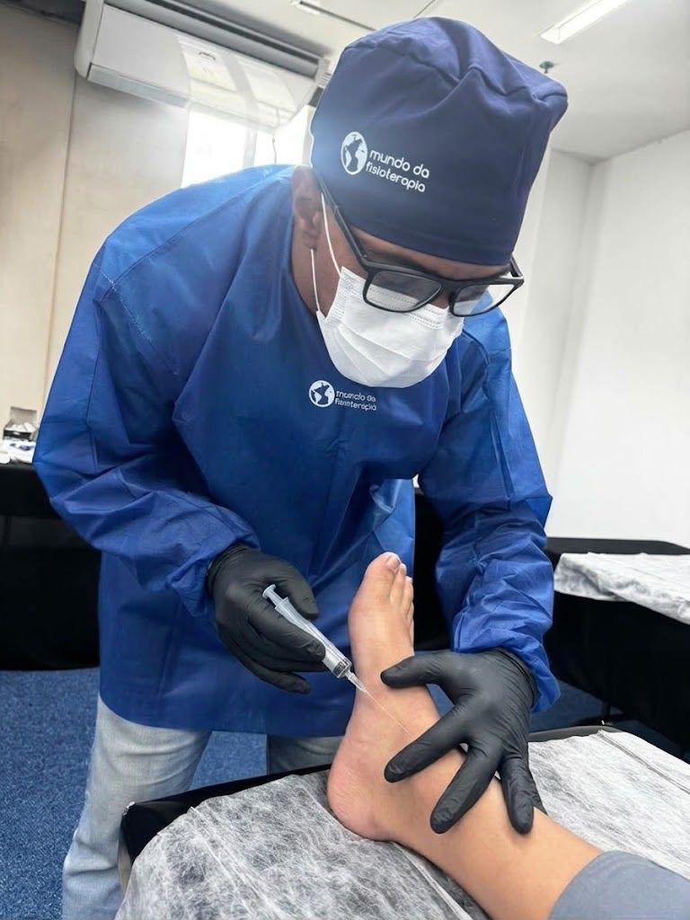 Dr. Jorge Mendonça realizando procedimento